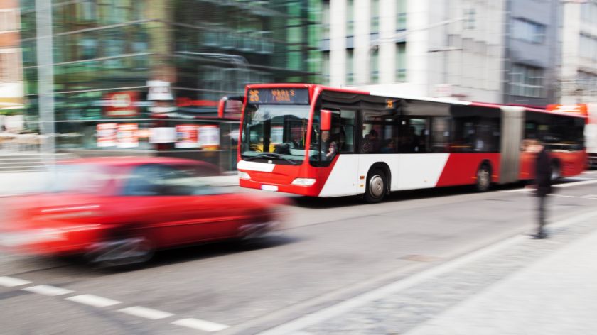 Bus im Straßenverkehr