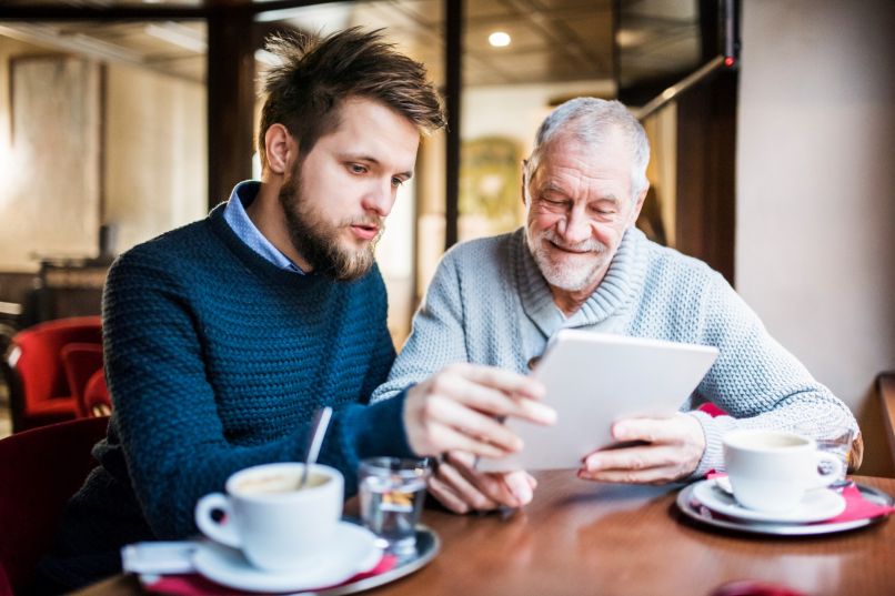 Sohn mit Vater am Tablet 