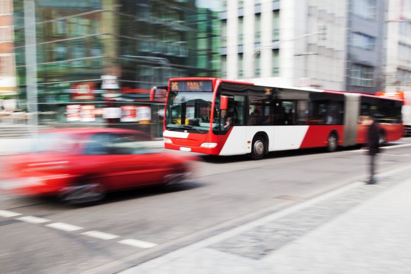 Bus im Straßenverkehr