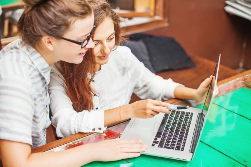 Mutter und Tochter vor dem PC