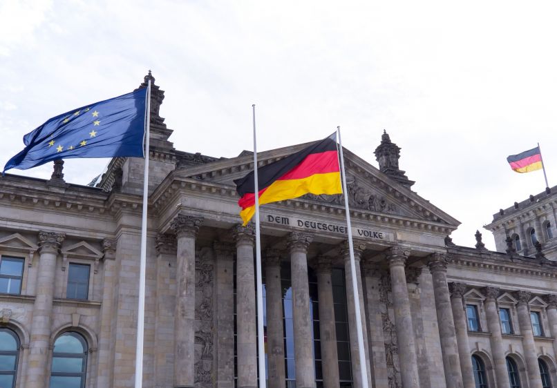 Flaggen vor dem Reichstagsgebäude in Berlin