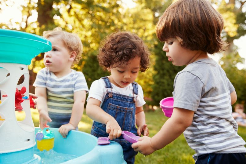 Kinder draußen in der KiTa