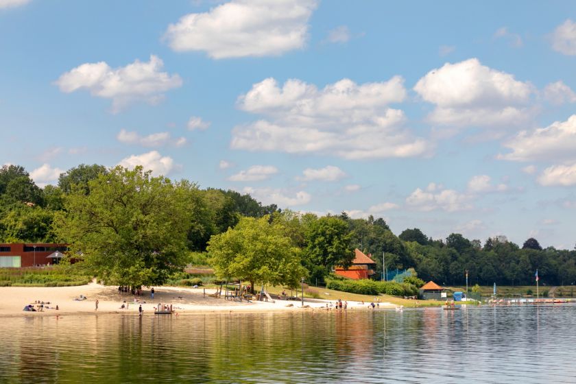 Blick auf das Strandbad/Bootsverleih vom See aus