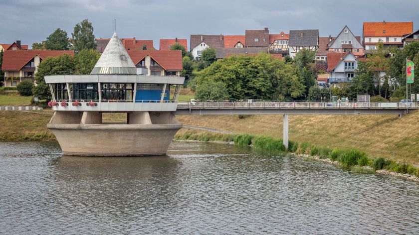 Twistesee mit Café im See und Wetterburg im Hintergrund